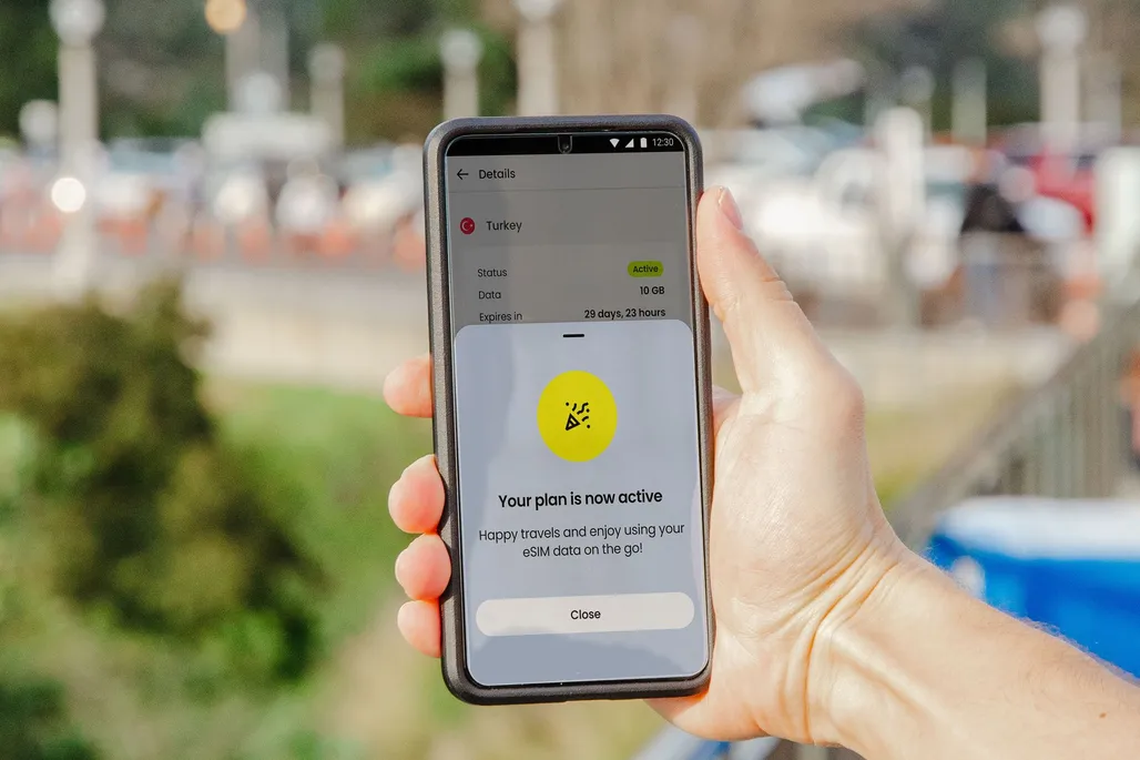 מסך סמארטפון שמציג חבילת eSIM פעילה עם נתוני גלישה